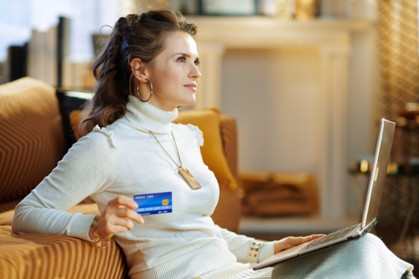 微笑的女人在网上购物的电子商务网站图片下载