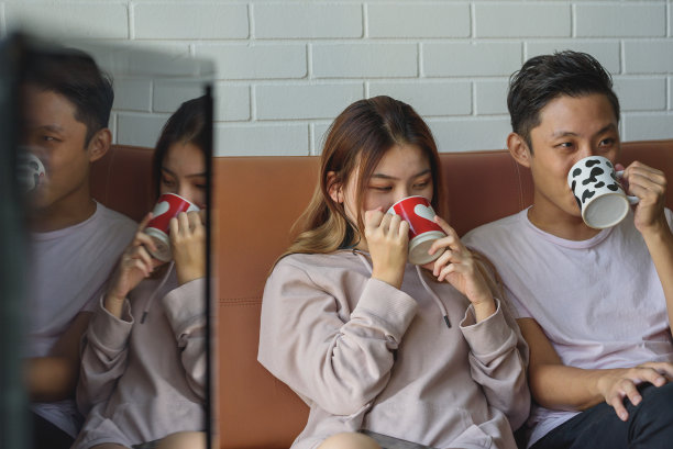 快乐的年轻亚洲夫妇在客厅放松图片下载