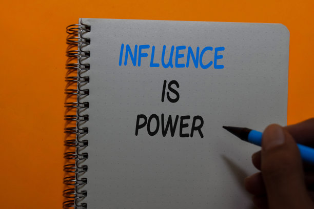 影响力就是权力，写在便利贴上，隔离在办公桌上图片下载