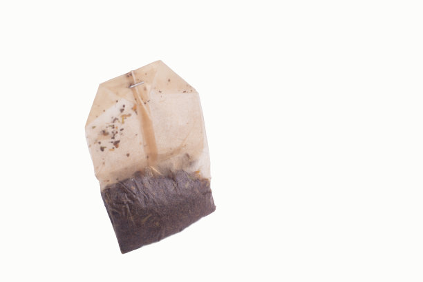 特写使用的红茶袋孤立在白色的背景图片下载