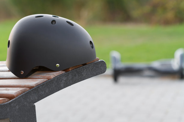 赛格威背景下的黑色安全头盔图片下载