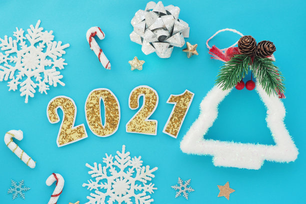 2021年的数字是金色的，白色的边缘，蓝色的背景。新年作文，圣诞作文。平面布局，俯视图。素材图片
