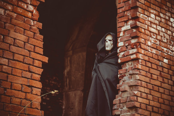 穿着黑斗篷的死神图片下载