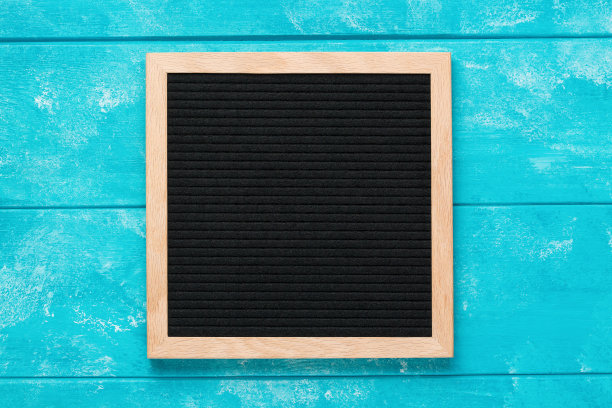 蓝色木桌上空白的黑色信纸。设计模型图片下载