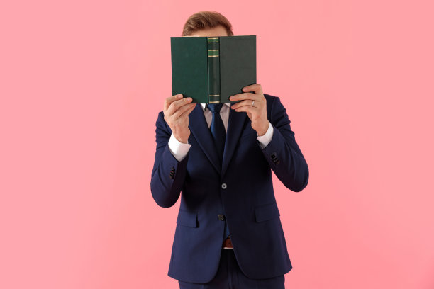 用书遮住脸的年轻商人图片下载