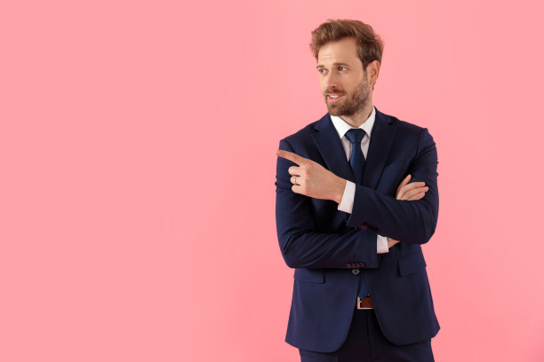 积极的商人指着一边，双手交叉图片下载