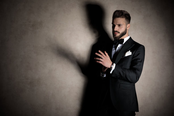 专注的新郎解释和手势图片下载