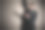 专注的新郎解释和手势图片下载