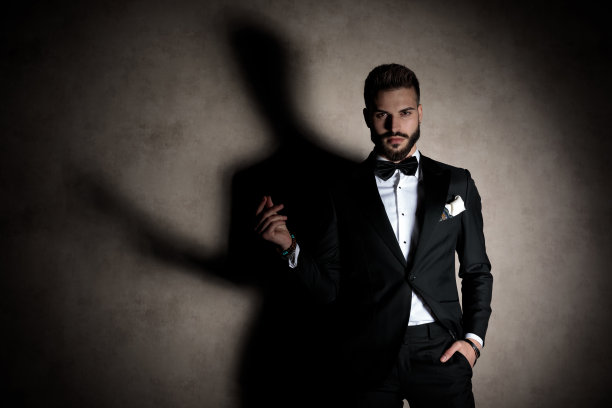 新郎把手插在口袋里，打着响指图片下载