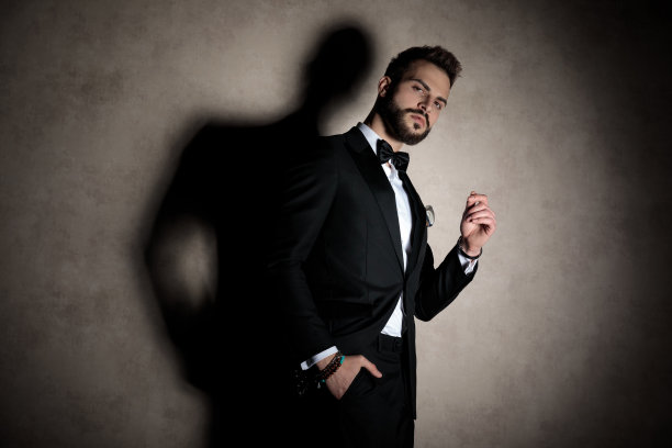 傲慢的新郎把手插在口袋里图片下载