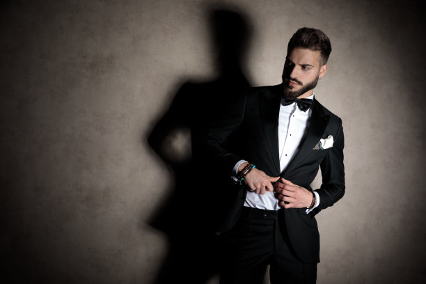 热切的新郎调整了一下他的夹克，看向别处图片下载