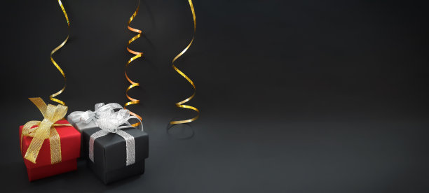 生日、情人节、黑色星期五、圣诞节和新年快乐的装饰横幅。有蝴蝶结和丝带的礼盒。侧视图，为你的文本复制空间。图片下载
