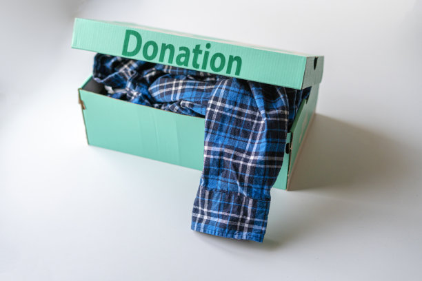 一个装着衣服的纸箱，是给贫困国家儿童的捐款图片下载