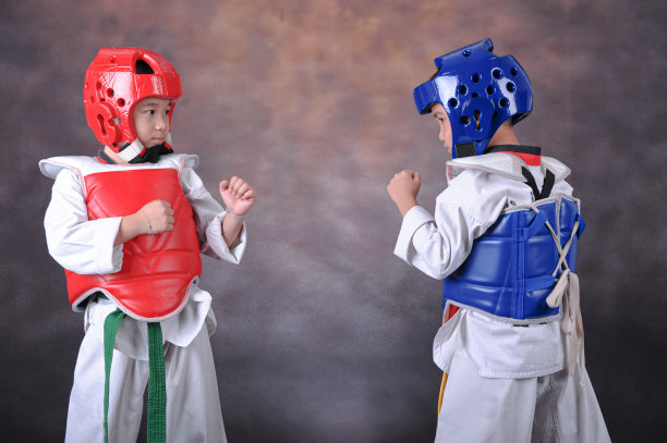肖像年轻聪明的亚洲孩子做空手道-跆拳道运动在健身房图片下载