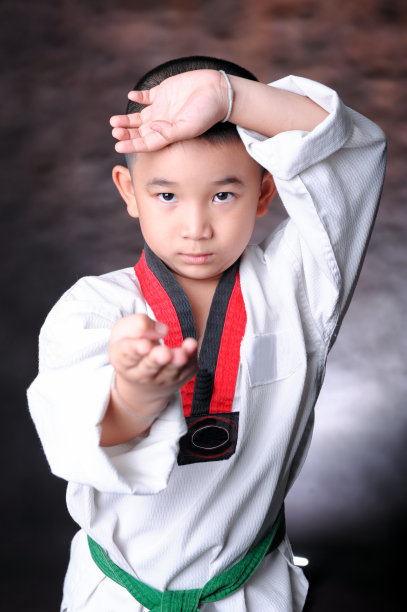 肖像年轻聪明的亚洲孩子做空手道-跆拳道运动在健身房图片下载