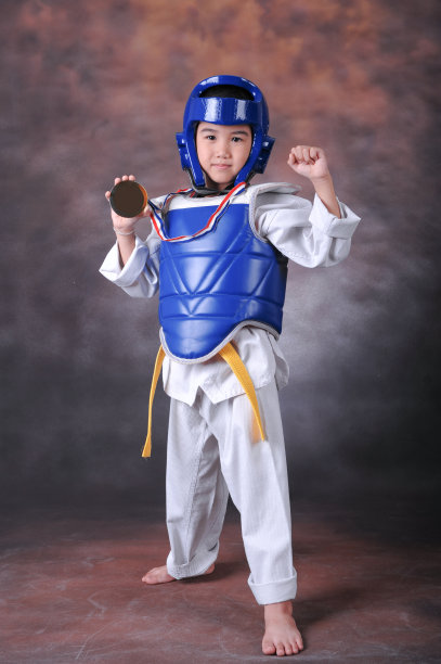 肖像年轻聪明的亚洲孩子做空手道-跆拳道运动在健身房图片下载