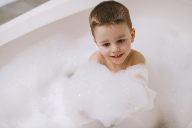 浴缸里的男孩图片下载