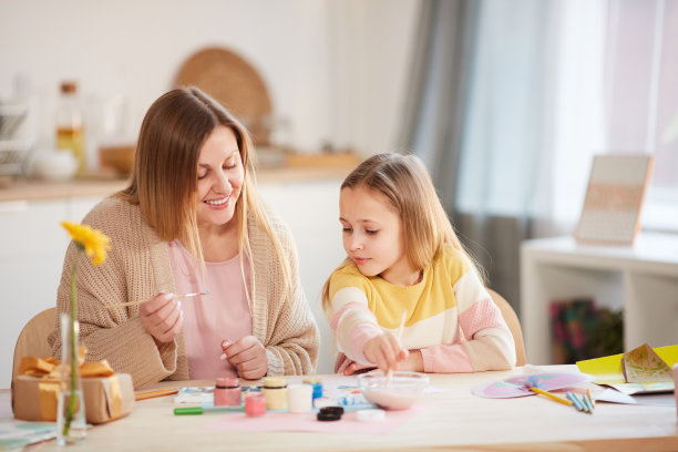 快乐的妈妈和女儿一起画画图片下载