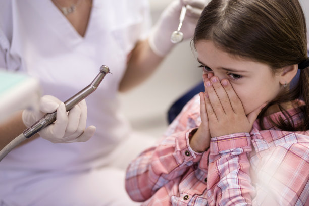 小女孩在看牙医的时候捂着嘴图片下载