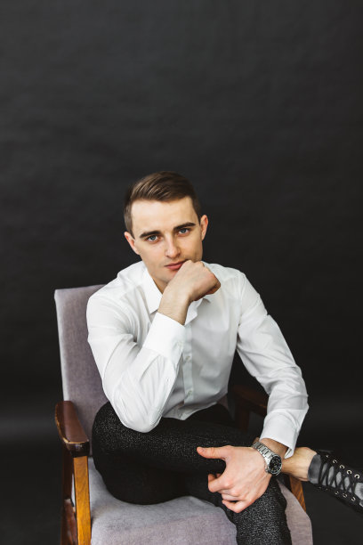 一个沉思的年轻商人的肖像。一个穿着白衬衫的沉思的家伙坐在椅子上图片下载