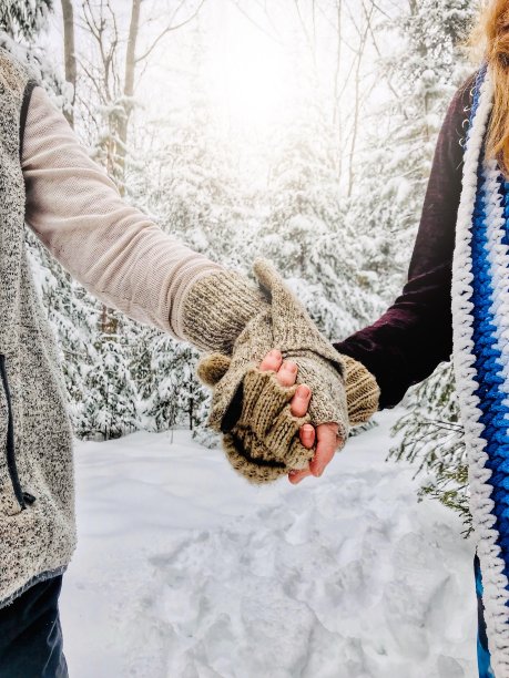 两只雌性手牵着手在户外进行冬季探险。图片下载