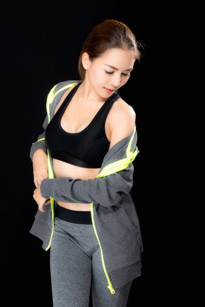 穿着时尚运动服的运动女性。图片下载