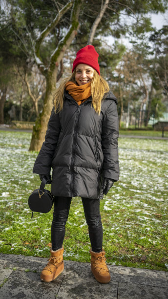 公园里的女人图片下载