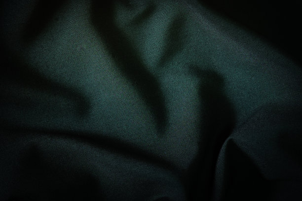 黑色豪华布，深灰色抽象背景。细部织物图案粗犷，丝质质地，缎子丝绒材料或豪华。皱巴巴的纺织品光泽黑色。设计，优雅，有装饰效果。图片下载