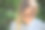 美丽年轻自然的女人在公园微笑图片下载