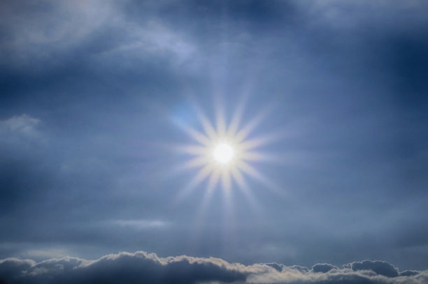 天空的背景有一个灿烂的太阳和蓝色和白色的橄榄图片下载