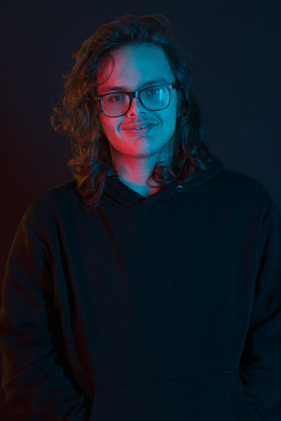 霓虹色的微笑的年轻人的肖像图片下载