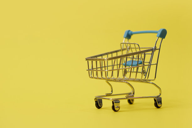 购物车的黄色背景与一些拷贝空间图片下载