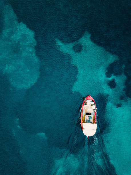 鸟瞰图的旧渔船在蓝色的大海在希腊。图片下载