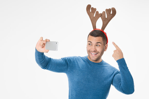 滑稽疯狂的人在鹿角自拍圣诞活动孤立在白色背景图片下载