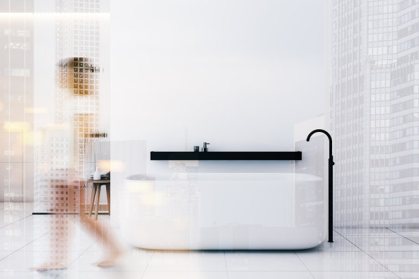 女人在带浴缸和淋浴的白色浴室里行走图片下载