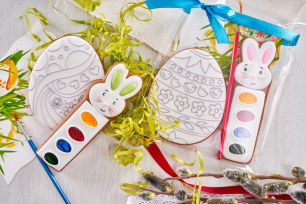 带有复活节彩蛋的礼品画套装。图片下载