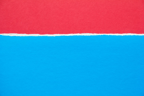 红色和蓝色撕破纸纸板纹理背景。文本信息的复制空间。图片下载