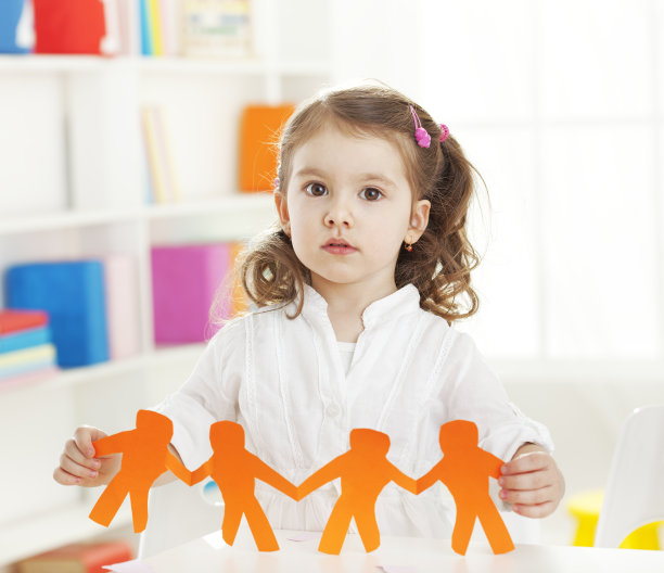 做手工作业的幼稚园女孩图片下载