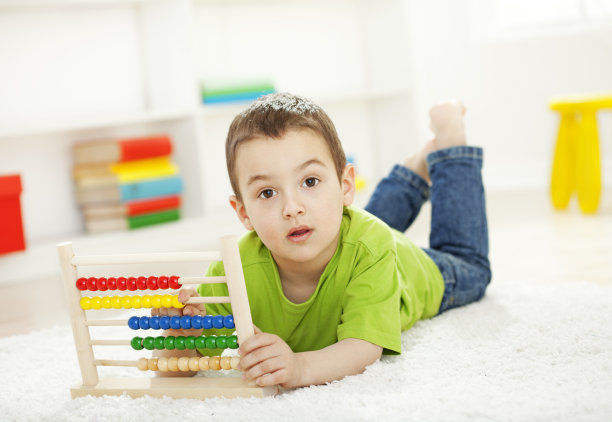 还会打算盘的学龄前儿童图片下载