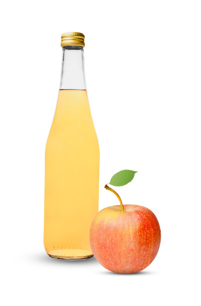 一个苹果和一个有果汁的玻璃瓶在一个白色孤立的背景图片下载