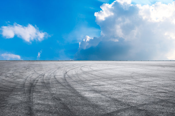 柏油马路和蓝天白云在夏天图片下载
