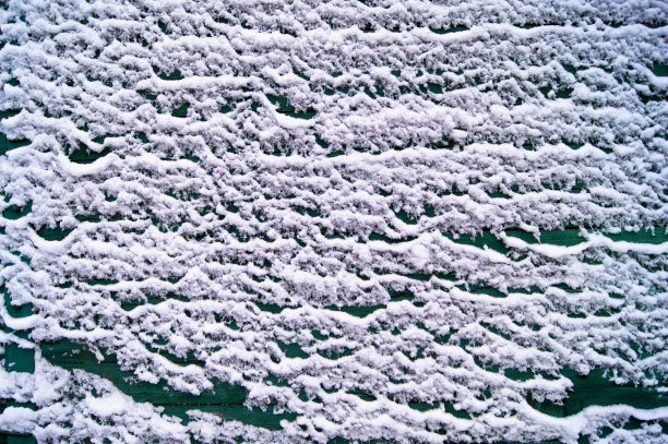 绿色的木背景在白色的雪图片下载
