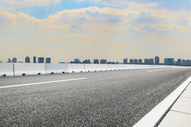 苏州的柏油路和美丽的城市天际线图片下载