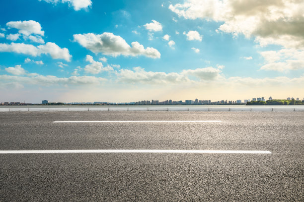 苏州的柏油路和美丽的城市天际线图片下载