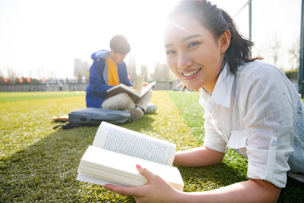 青年大学生在校园里学习图片下载