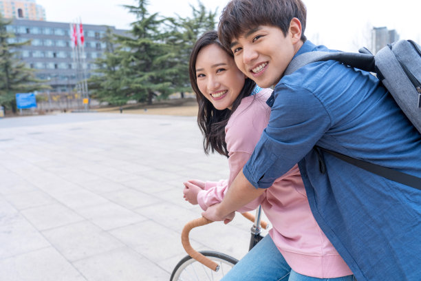 大学生情侣在校园里图片下载