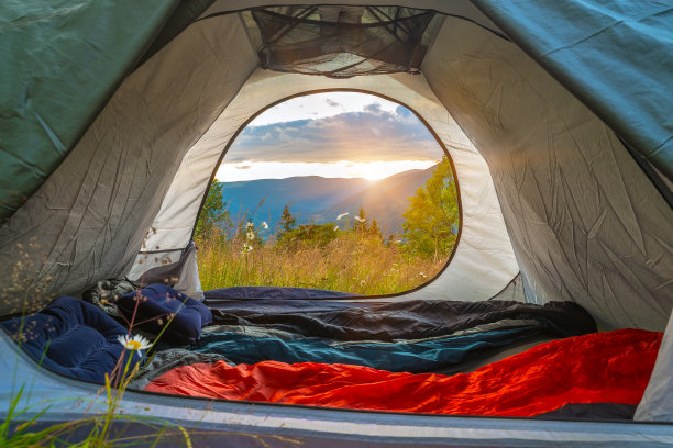 从游客帐篷眺望山上、草地、鲜花，清晨太阳升起时。旅游帐篷图片下载