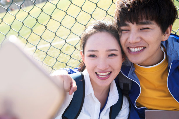 快乐的大学生情侣图片下载