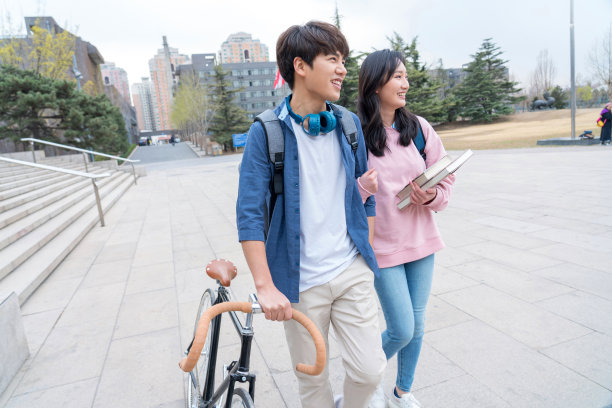 大学生情侣在校园里图片下载