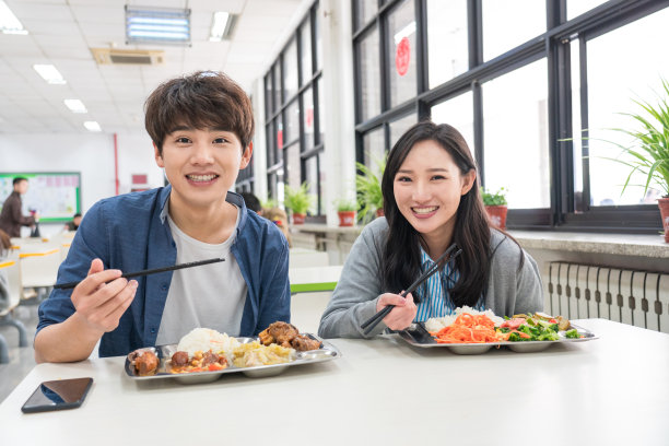 大学生在食堂里用餐图片下载